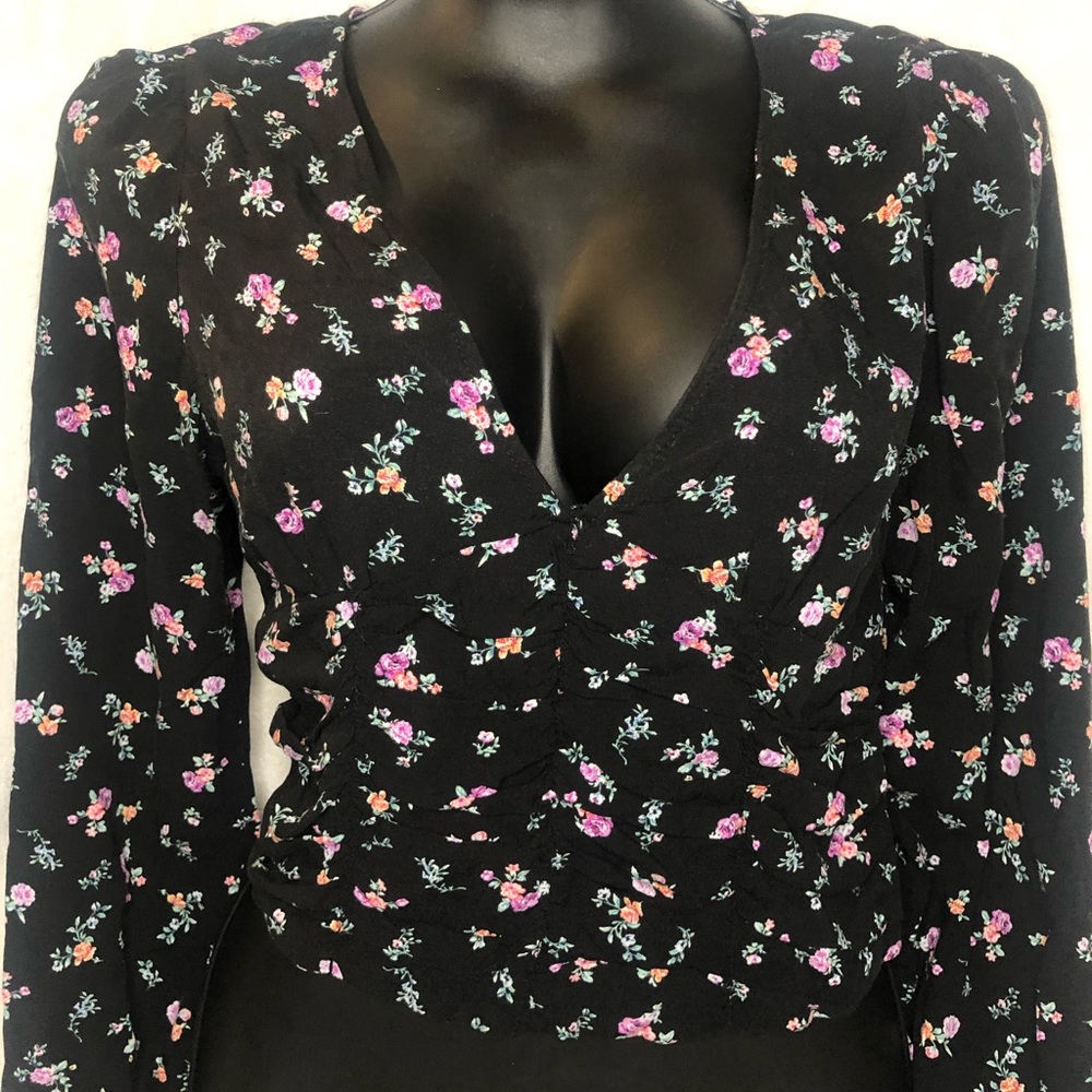 Black long sleeve cropped top